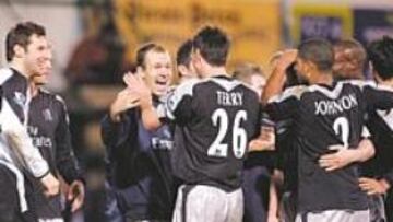 <b>IMPARABLES. </b>El Chelsea suma y sigue: ayer ganó al Portsmouth y ya le saca ocho puntos al Arsenal.