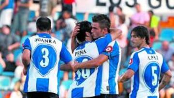 <b>DOBLETE. </b>Peña felicita a Tiago Gomes, en presencia de Juanra y Abraham Paz, tras el primer gol del Hércules.