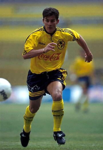 El buen juego de Ramón Ramírez con Chivas hizo que el jugador nacido en Tepic fuera contratado por América, aunque con la playera amarilla jamás mostró el nivel que tuvo con los rojiblancos