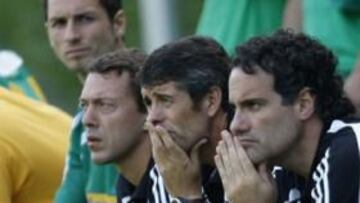 <b>NO LO VE CLARO. </b>López Caro, en el banquillo del Vaslui junto a Maqueda, está defraudando.