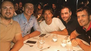 Los jugadores del Real Madrid, Luka Jovic y Luka Modric, de cena con unos amigos.