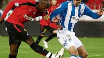 <b>EMPUJE. </b>Webó intenta disparar ante la presencia de Weligton, que no terminó el partido al ser expulsado.