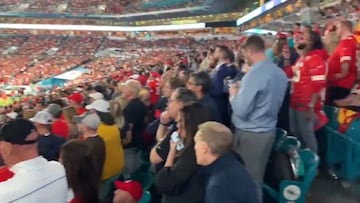 ¡La siesta más cara! Aficionado se duerme en el Super Bowl