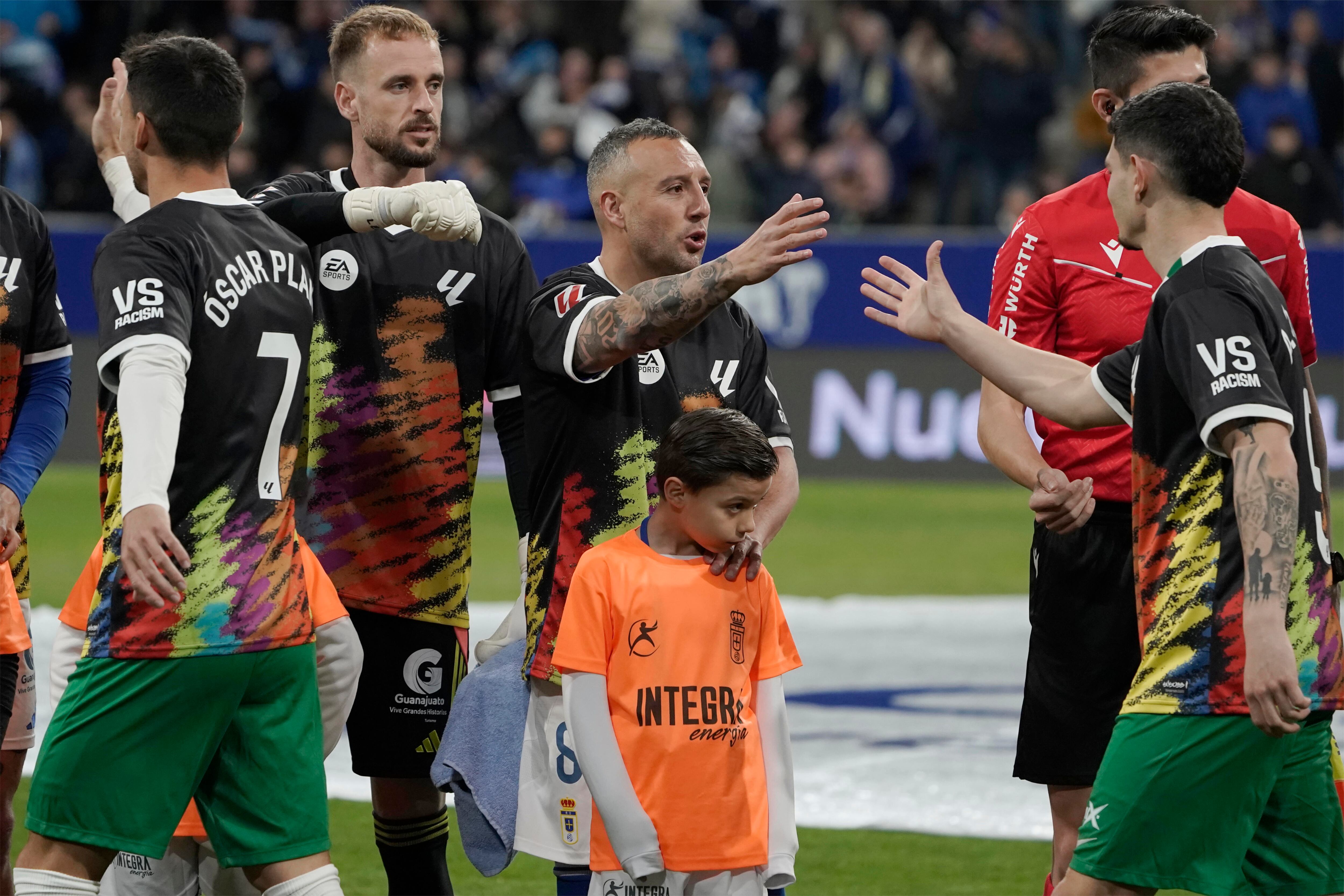 14/03/25 PARTIDO SEGUNDA DIVISION  REAL OVIEDO - ELCHE  CAZORLA SALUDANDO A SUS RIVALES