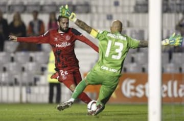 Aleix Vidal intenta superar la salida del guardameta del Sabadell Cecilio Nauzet.