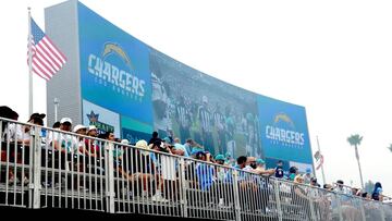 No solo los Rams decidieron cambiar su apariencia para la próxima campaña; los 'Bolts' quieren engalanar el nuevo estadio que compartirán a partir de 2020.