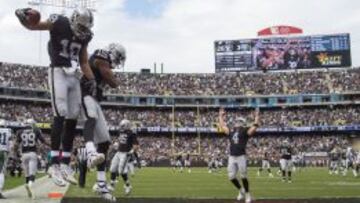 Los Raiders celebran un touch down frente a los Jets.