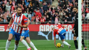 Girona's Uruguayan forward #07 Cristhian Stuani celebrates scores an equalizing goal during the Spanish league football match between Girona FC and Valencia CF at the Montilivi stadium in Girona on December 1, 2023. (Photo by LLUIS GENE / AFP)