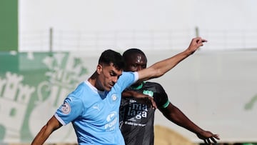 Fomeyen pugna con el jugador del Ibiza Arturo Molina.