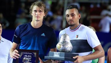 MEX161. ACAPULCO (MÉXICO), 02/03/2019.- El tenista australiano Nick Kyrgios (d) celebra con su trofeo junto al segundo lugar alemán Alexander Zverev (i), luego de ganar la final masculina del Abierto Mexicano de Tenis este sábado en Acapulco (México). Kyrgios completó hoy una de las mejores semanas de su carrera como profesional al derrotar por 6-3, 6-4 al alemán Alexander Zverev, tercer jugador del mundo, para ganar el torneo. EFE/David Guzmán
