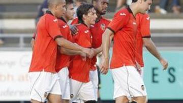 <b>ESTRENO. </b>Piatti, Rami y Alves debutaron en un Valencia que formó de naranja en su primer amistoso.