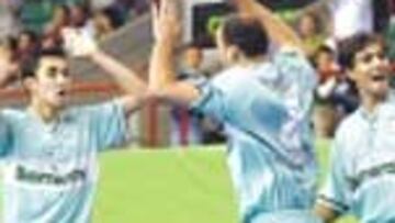 Neto es felicitado tras su gol.