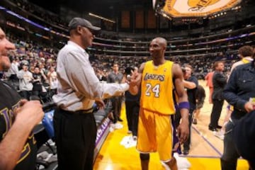 Kobe Bryant, de Los Angeles Lakers, con su padre Joe.