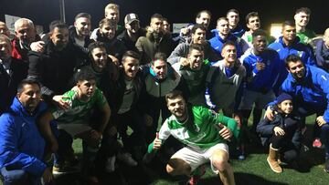 Los jugadores de El Álamo celebran la clasificación para primera ronda de Copa.