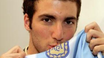 <b>DE CORAZÓN. </b>Higuaín, besando la camiseta de Argentina.