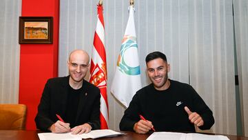 14-11-2022. BRUNO GONZÁLEZ FIRMA COMO NUEVO JUGADOR DEL SPORTING JUNTO AL PRESIDENTE EJECUTIVO DAVID GUERRA.