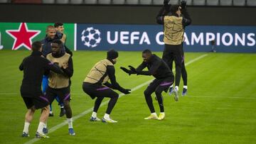 Demb&eacute;l&eacute;, se ejercita con Gerard Piqu&eacute; ayer por la tarde en el c&eacute;sped del Allianz Arena.