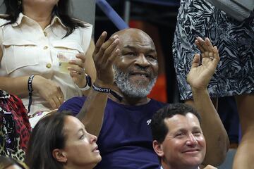 Mike Tyson, en las gradas no se perdi¨® ning¨²n detalle del partido.