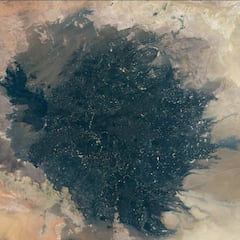 Libia asusta desde el espacio al proyectar un masa oscura salpicada en una mancha dorada