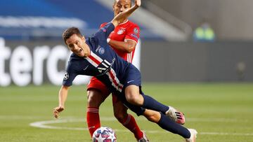 Paris Saint-Germain&#039;s Spanish midfielder Ander Herrera (front) fights for the ball with Bayern Munich&#039;s Spanish midfielder Thiago Alcantara during the UEFA Champions League final football match between Paris Saint-Germain and Bayern Munich at th