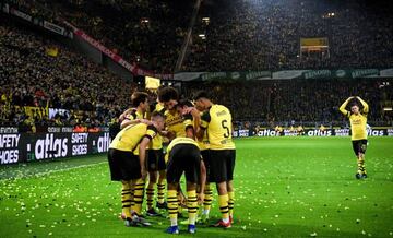 Dortmund's Marco Reus (L) celebrates with his teammates after scoring the 2-1 lead during the German Bundesliga soccer match between Borussia Dortmund and Borussia Moenchengladbach