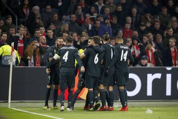 0-1. Karim Benzema celebró el primer gol.