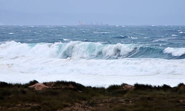 Alerta roja en la costa de A Coruña con olas de hasta diez metros