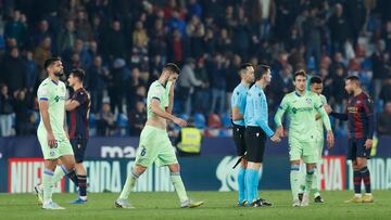 Los jugadores del Getafe se retiran del Ciutat de Valencia tras caer eliminados.