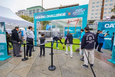 La Plaza de España de Madrid acoge la Fan Zone de los Miami Dolphins. 