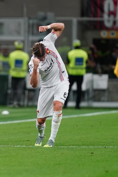 El defensa central teambién se ha viralizado en redes por su peculiar forma de festejar los goles realizando poses de culturista.
