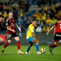 Las Palmas quiere hacer cumbre esta noche a costa del Huesca