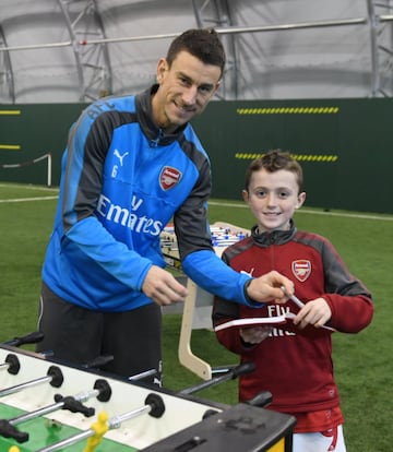 Koscielny con un pequeño.