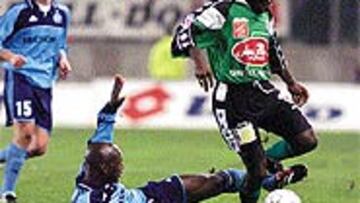 <B>POLÉMICO</B>. NDiefi, autor del 1-1. A la derecha, el saque con tres jugadores en campo rival y las protestas.