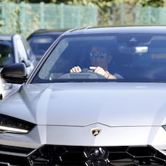 Cristiano llega a entrenar con el Manchester United subido en un espectacular Lamborghini