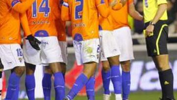 <b>TODOS CONTRA RUBINOS. </b>La actuación del colegiado madrileño ha indignado en Málaga.