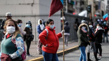 AME8005. BUENOS AIRES (ARGENTINA), 06/05/2020.- Grupos sociales se manifiestan contra de la crisis econ&oacute;mica general, agudizada por la cuarentena nacional por la pandemia este mi&eacute;rcoles, en Buenos Aires (Argentina). La recaudaci&oacute;n tributaria sinti&oacute; en abril pasado el golpe de la paralizaci&oacute;n de la mayor parte de la actividad econ&oacute;mica por las medidas adoptadas ante el coronavirus, seg&uacute;n informaron este martes fuentes oficiales. La econom&iacute;a argentina se encuentra en recesi&oacute;n tras el estallido de una crisis cambiaria en abril de 2018, que luego se contagi&oacute; a otros sectores y deriv&oacute; en una ca&iacute;da generalizada de la actividad y el consumo, con alta inflaci&oacute;n, un cuadro que se ha profundizado en 2019. EFE/ Juan Ignacio Roncoroni