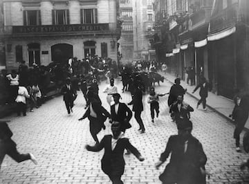 Fotografía tomada alrededor de 1930 de los encierros de San Fermín.