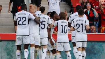 Los jugadores del Madrid felicitan a Tchouameni por su gol.