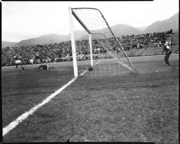 El 10 de agosto de 1938 se inauguró el Estadio Nemesio Camacho El Campín. Así se veía el estadio en la época del Dorado.