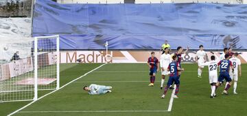 ¡¡ROGER ANOTA EL SEGUNDO!! ¡Gran acción ensayada del Levante en el córner que acaba con Roger recibiendo en el corazón del área y este dispara con potencia cruzado para batir a Courtois!