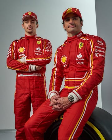 El pilo español, Carlos Sainz, y el monegasco, Charles Leclerc presentado sus nuevos monos de trabajo.