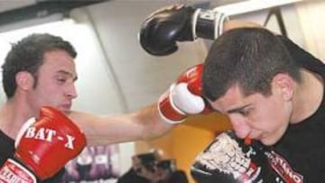 <b>ACTOR-BOXEADOR. </b>Daniel Guzmán, que peleó la semana pasada, en el gimnasio Metropolitano con su instructor, Jerónimo García.