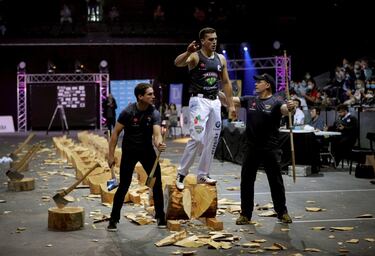 El aizkolari navarro Iker Vicente batió ayer el récord vigente desde 1995 al cortar 14 troncos de 54 pulgadas en un tiempo de 26 minutos y 46 segundos, lo que supone 31 segundos menos que la anterior marca. Un acto solidario, ya que se recaudaron fondos para la investigación sobre el coronavirus.