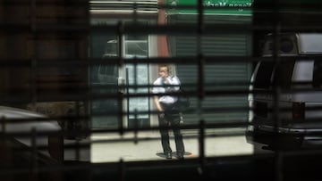 New York (United States), 21/05/2020.- A man is reflected in the windows of a closed business in New York, New York, USA, on 21 May 2020. As of new statistics released today, 39 million people have applied for unemployment benefits in the last two months 