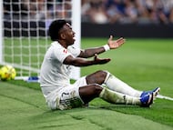 Vinicius reclama un penalti de Lejeune.