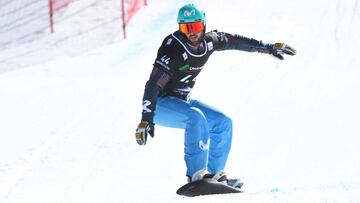 El espa&ntilde;ol Lucas Eguibar durante la manga de clasificacion de la prueba masculina de la Copa del Mundo de boardercross de Sierra Nevada de 2020.