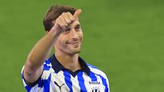 Spanish football player Sergio Canales gives the thump up as he is presented as a new player for Monterrey at the BBVA Bancomer stadium in Monterrey, state of Nuevo Leon, Mexico, on July 26, 2023. (Photo by Julio Cesar AGUILAR / AFP)