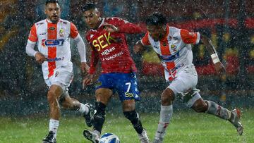 Futbol, Union Española vs Cobresal.
Fecha 11, campeonato Nacional 2022.
El jugador de Union Española Rodrigo Piñeiro, centro, juega el balón contra Cobresal durante el partido de primera division realizado en el estadio Santa Laura.
Santiago, Chile.
26/04/2022
Marcelo Hernandez/Photosport
Football, Union Espanola vs Cobresal
11th turn, 2022 National Championship.
Union Espanola’s player Rodrigo Piñeiro, center ,play the ball against Cobresal during the first division match at Santa Laura stadium.
Santiago, Chile.
26/04/2022
Marcelo Hernandez/Photosport