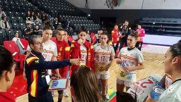 Prades ordena a sus jugadoras.