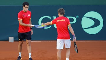 MARBELLA (MÁLAGA), 12/09/2025.- El capitán del equipo español de Copa Davis, David Ferrer (d), y el jugador Jaume Munar durante un entrenamiento celebrado este viernes en el Club de Tenis Puente Romano de Marbella, donde este fin de semana jugará la segunda ronda clasificatoria de la Copa Davis 2025 contra Dinamarca. EFE/ Jorge Zapata